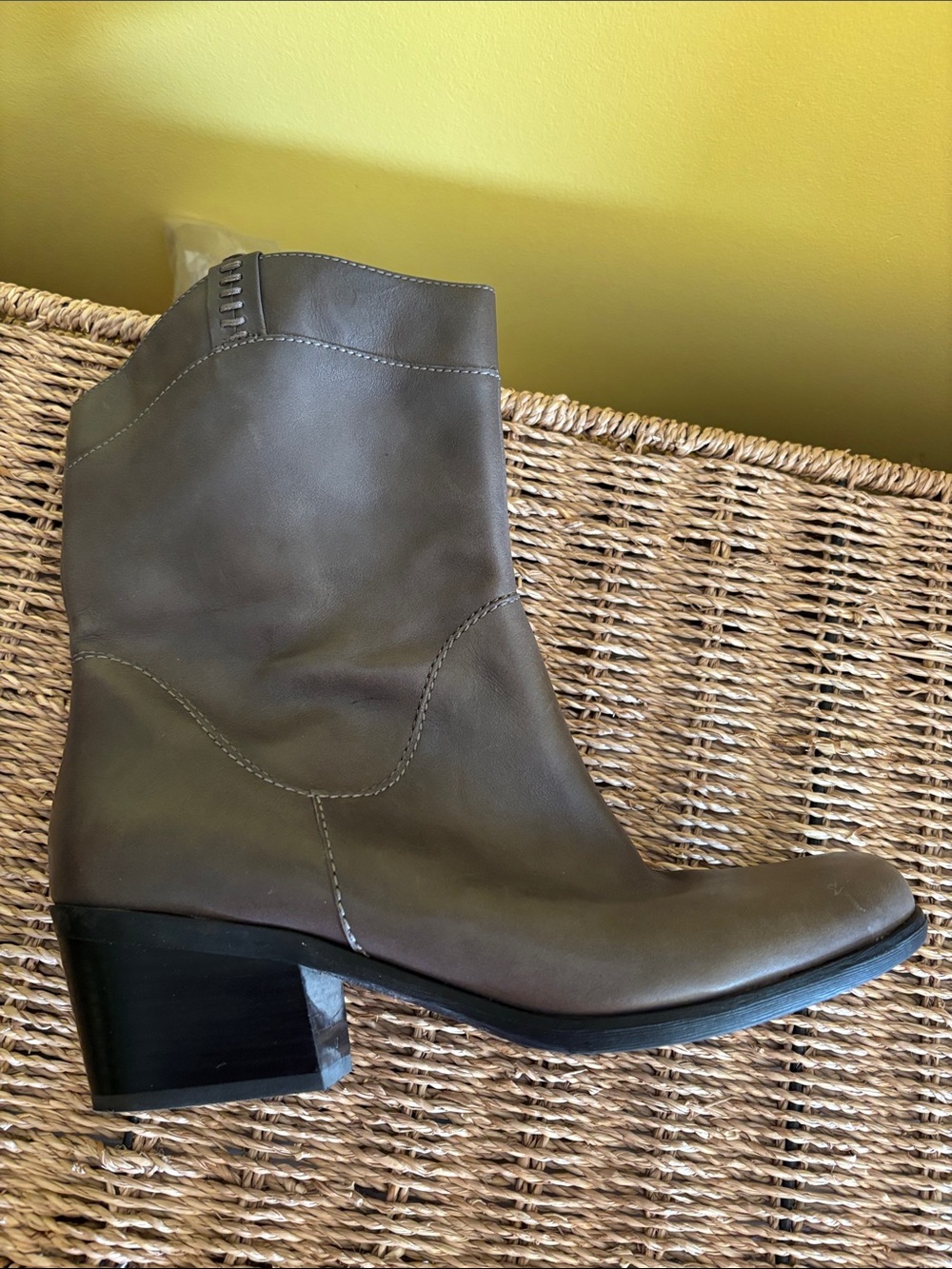 b. makowsky beautiful steel grey leather Leather Ankle Boots with Block Heel